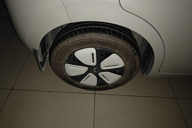 Used Wuling Hongguang MINIEV 2025 Four-Door Version Advanced Edition Right Rear Wheel Hub