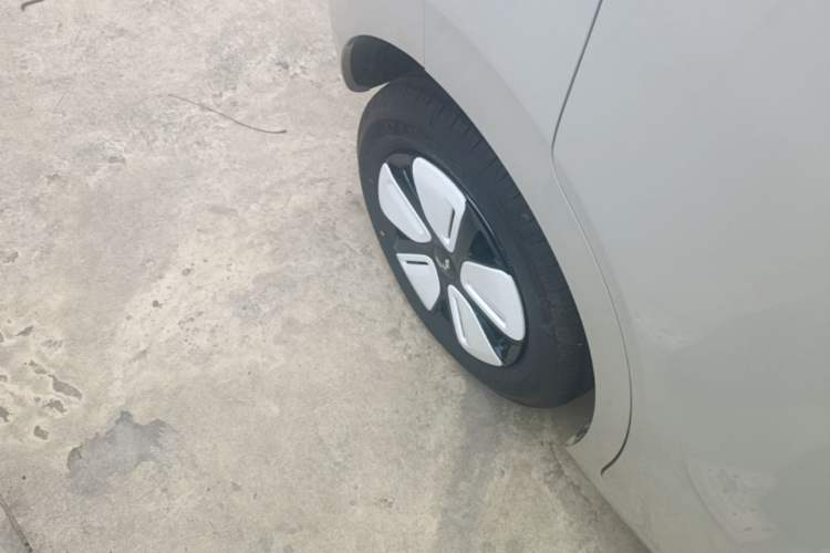Used Wuling Hongguang MINIEV 2025 Four-Door Version Advanced Edition Right Rear Wheel Hub