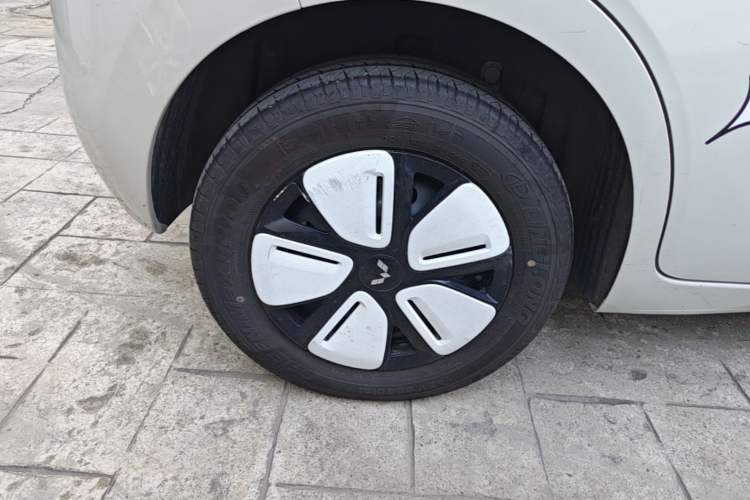 Used Wuling Hongguang MINIEV 2025 Four-Door Version Advanced Edition Right Rear Wheel Hub