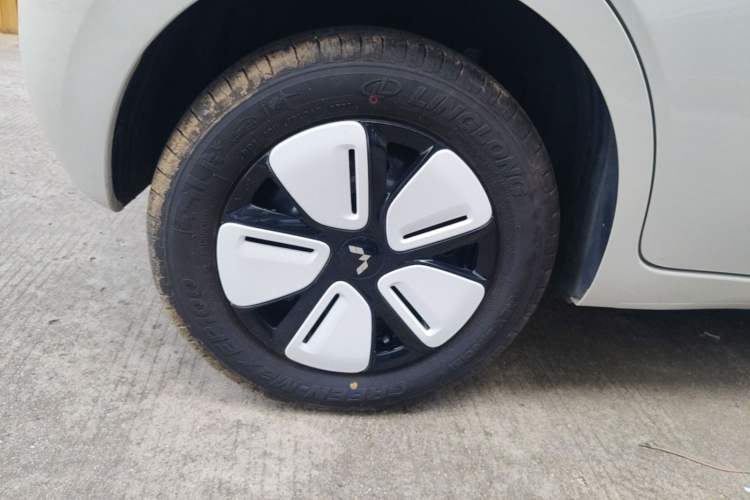 Used Wuling Hongguang MINIEV 2025 Four-Door Version Advanced Edition Right Rear Wheel Hub