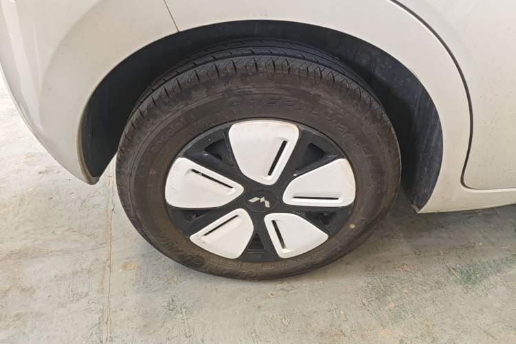 Used Wuling Hongguang MINIEV 2025 Four-Door Version Advanced Edition Right Rear Wheel Hub