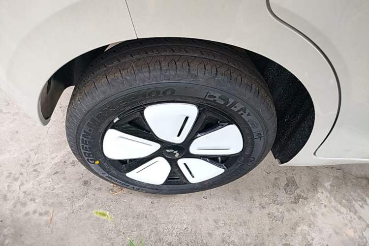 Used Wuling Hongguang MINIEV 2025 Four-Door Version Advanced Edition Right Rear Wheel Hub