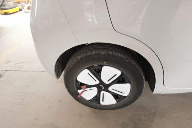 Used Wuling Hongguang MINIEV 2025 Four-Door Version Advanced Edition Right Rear Wheel Hub