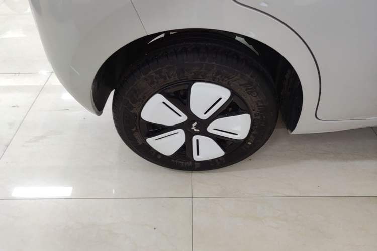 Used Wuling Hongguang MINIEV 2025 Four-Door Version Advanced Edition Right Rear Wheel Hub