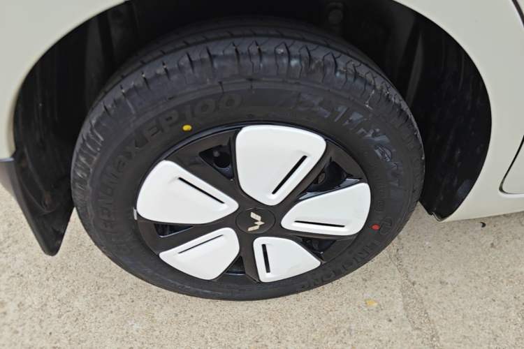 Used Wuling Hongguang MINIEV 2025 Four-Door Version Advanced Edition Right Rear Wheel Hub