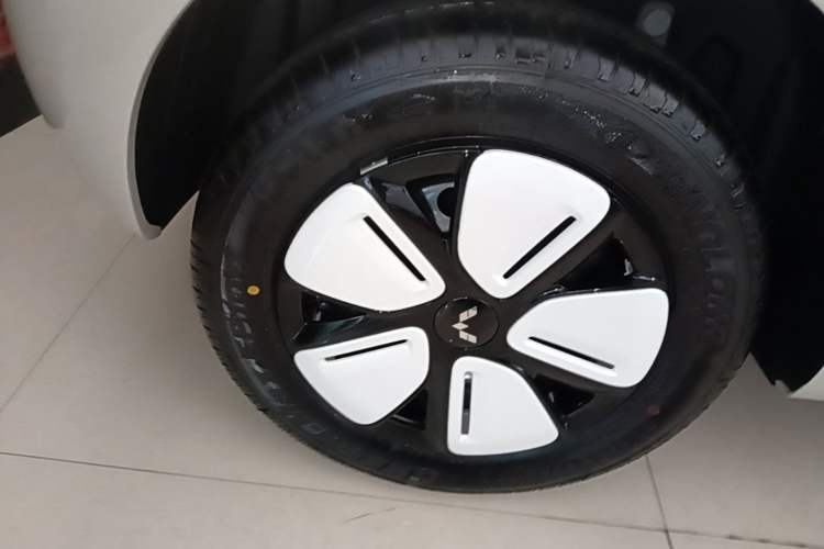 Used Wuling Hongguang MINIEV 2025 Four-Door Version Advanced Edition Right Rear Wheel Hub