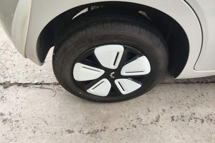 Used Wuling Hongguang MINIEV 2025 Four-Door Version Advanced Edition Right Rear Wheel Hub