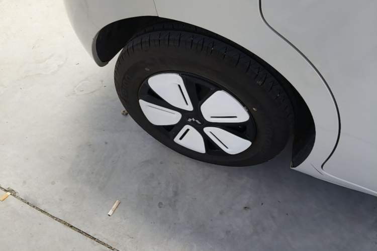 Used Wuling Hongguang MINIEV 2025 Four-Door Version Advanced Edition Right Rear Wheel Hub