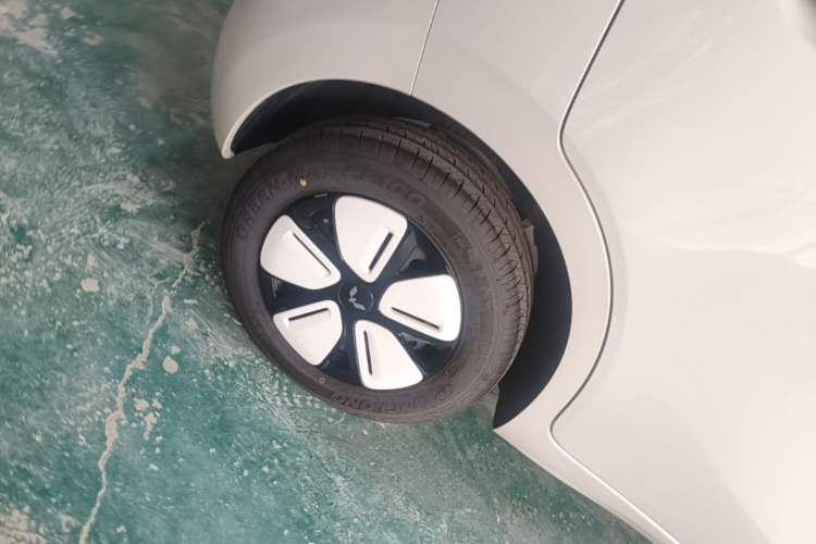 Used Wuling Hongguang MINIEV 2025 Four-Door Version Advanced Edition Right Rear Wheel Hub