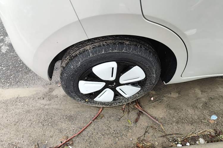 Used Wuling Hongguang MINIEV 2025 Four-Door Version Advanced Edition Right Rear Wheel Hub