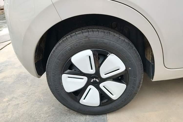 Used Wuling Hongguang MINIEV 2025 Four-Door Version Advanced Edition Right Rear Wheel Hub