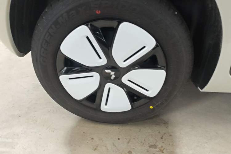 Used Wuling Hongguang MINIEV 2025 Four-Door Version Zhenxiang+ Edition Right Rear Wheel Hub