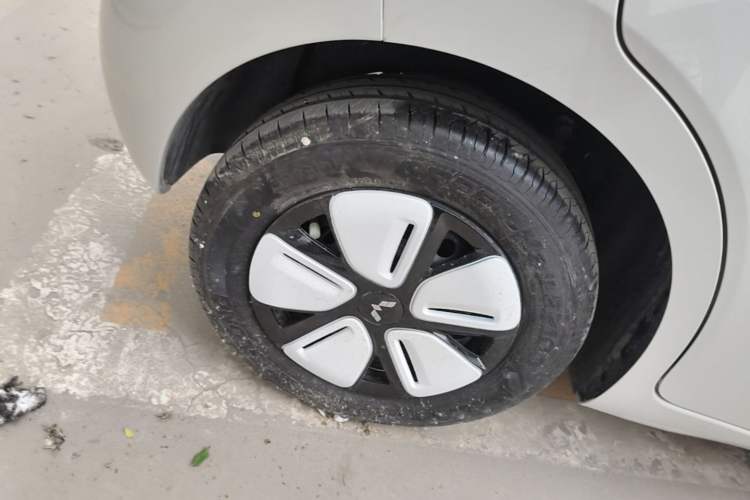 Used Wuling Hongguang MINIEV 2025 Four-Door Version Advanced Edition Right Rear Wheel Hub