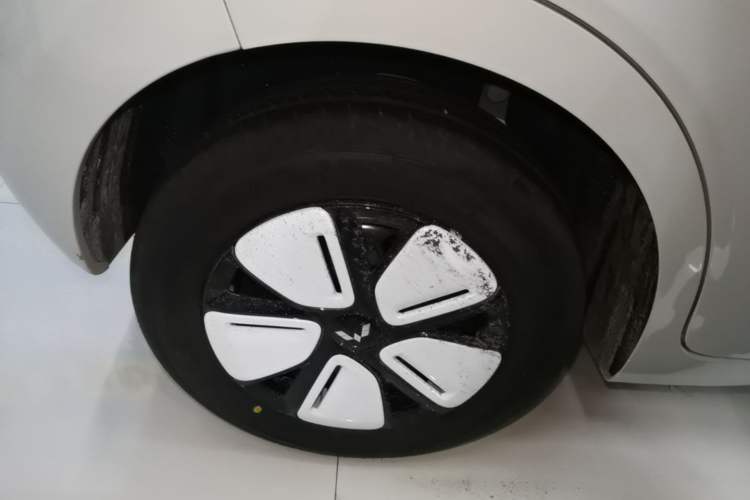 Used Wuling Hongguang MINIEV 2025 Four-Door Version Advanced Edition Right Rear Wheel Hub