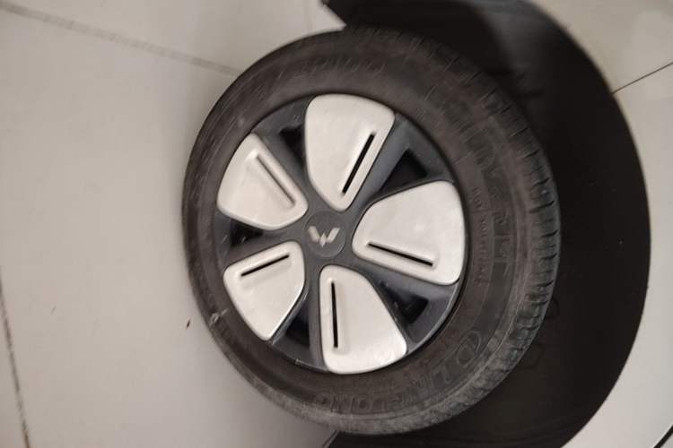 Used Wuling Hongguang MINIEV 2025 Four-Door Version Advanced Edition Right Rear Wheel Hub
