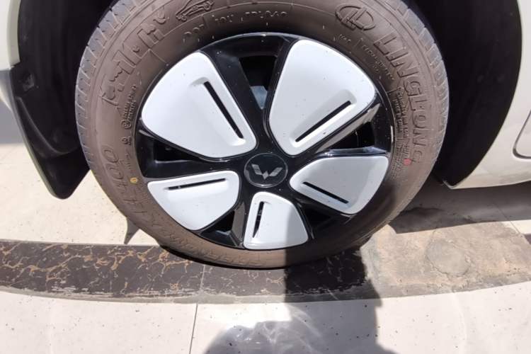 Used Wuling Hongguang MINIEV 2025 Four-Door Version Advanced Edition Right Rear Wheel Hub