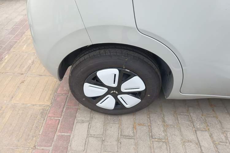 Used Wuling Hongguang MINIEV 2025 Four-Door Version Advanced Edition Right Rear Wheel Hub