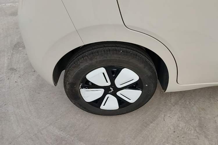 Used Wuling Hongguang MINIEV 2025 Four-Door Version Advanced Edition Right Rear Wheel Hub