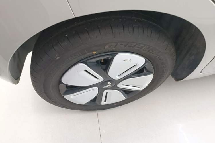 Used Wuling Hongguang MINIEV 2025 Four-Door Version Advanced Edition Right Rear Wheel Hub