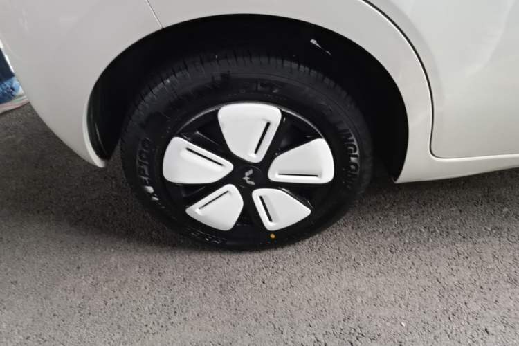 Used Wuling Hongguang MINIEV 2025 Four-Door Version Advanced Edition Right Rear Wheel Hub