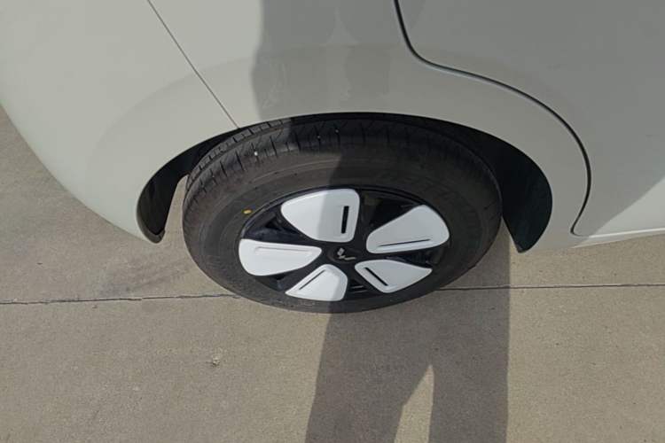 Used Wuling Hongguang MINIEV 2025 Four-Door Version Advanced Edition Right Rear Wheel Hub