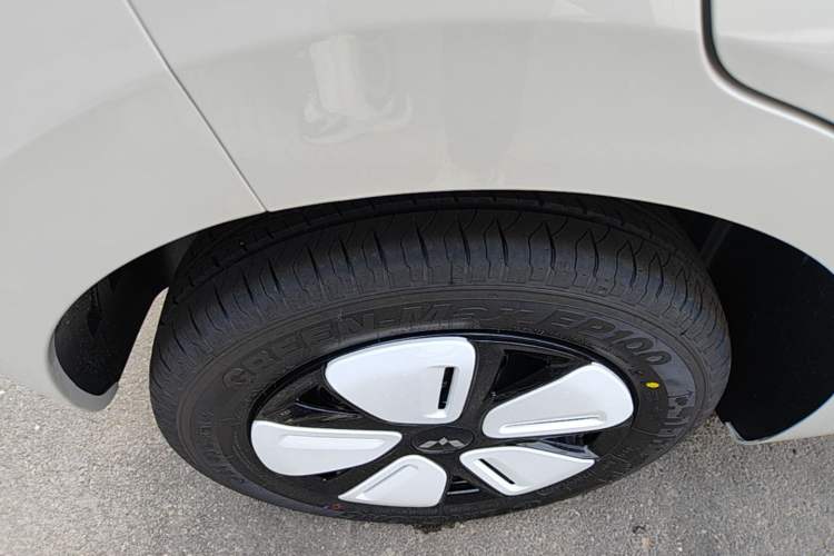 Used Wuling Hongguang MINIEV 2025 Four-Door Version Advanced Edition Right Rear Wheel Hub
