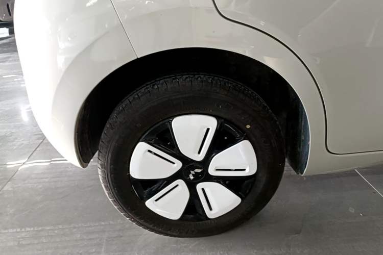 Used Wuling Hongguang MINIEV 2025 Four-Door Version Advanced Edition Right Rear Wheel Hub