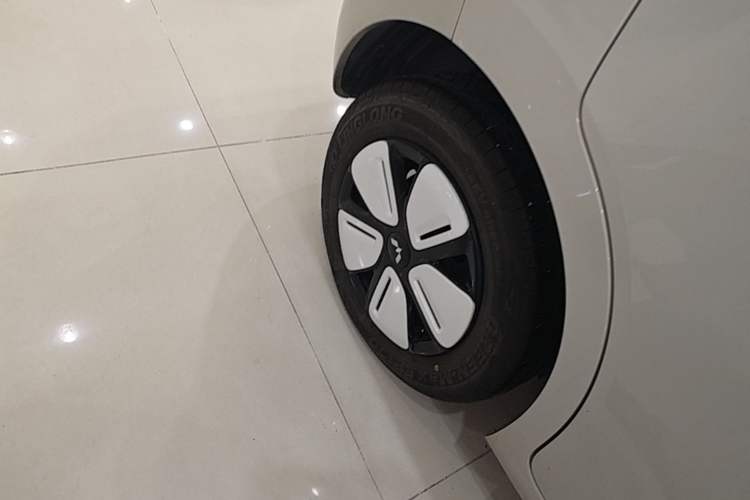 Used Wuling Hongguang MINIEV 2025 Four-Door Version Advanced Edition Right Rear Wheel Hub