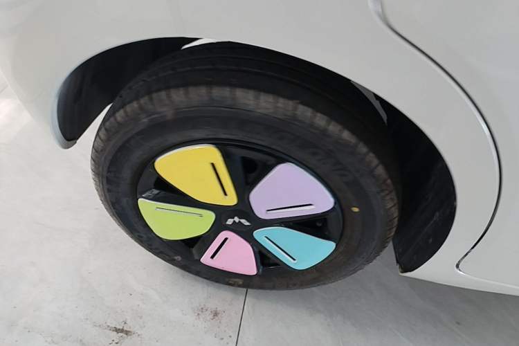 Used Wuling Hongguang MINIEV 2025 Four-Door Version Advanced Edition Right Rear Wheel Hub