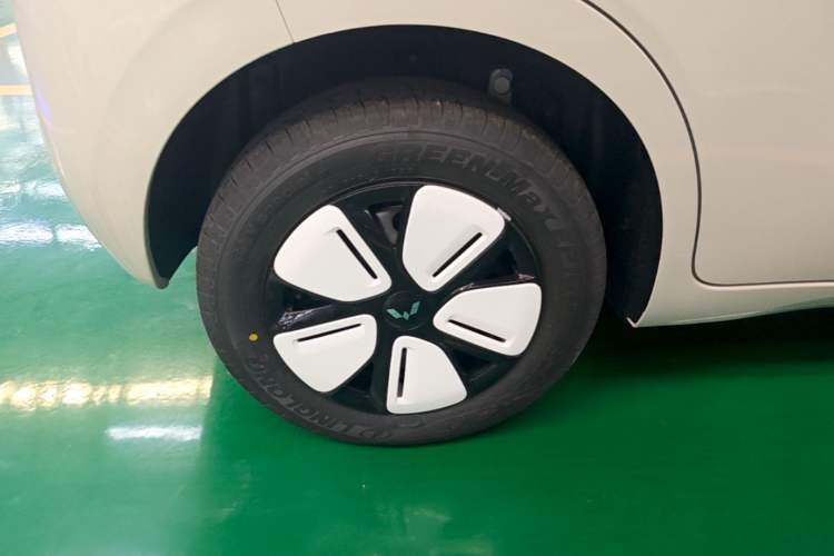 Used Wuling Hongguang MINIEV 2025 Four-Door Version Advanced Edition Right Rear Wheel Hub