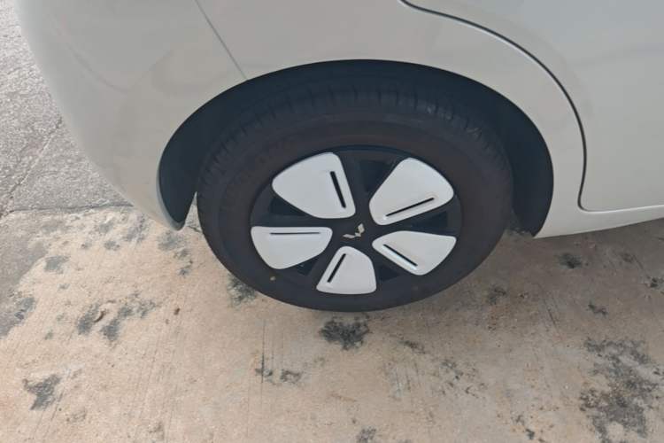 Used Wuling Hongguang MINIEV 2025 Four-Door Version Zhenxiang+ Edition Right Rear Wheel Hub