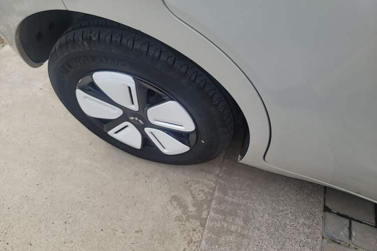 Used Wuling Hongguang MINIEV 2025 Four-Door Version Advanced Edition Right Rear Wheel Hub