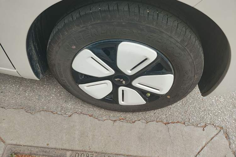 Used Wuling Hongguang MINIEV 2025 Four-Door Version Advanced Edition Right Rear Wheel Hub