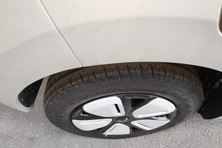 Used Wuling Hongguang MINIEV 2025 Four-Door Version Advanced Edition Right Rear Wheel Hub