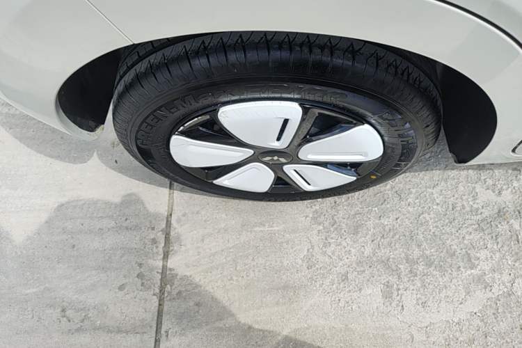 Used Wuling Hongguang MINIEV 2025 Four-Door Version Advanced Edition Right Rear Wheel Hub