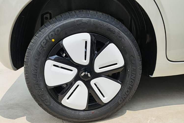Used Wuling Hongguang MINIEV 2025 Four-Door Version Advanced Edition Right Rear Wheel Hub