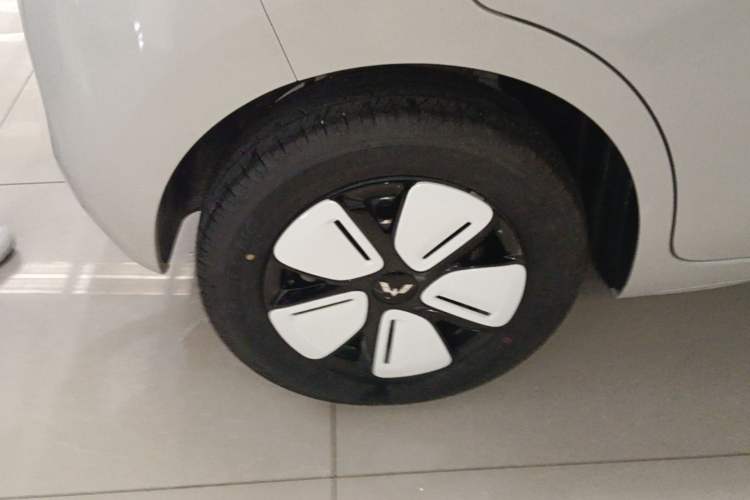 Used Wuling Hongguang MINIEV 2025 Four-Door Version Advanced Edition Right Rear Wheel Hub