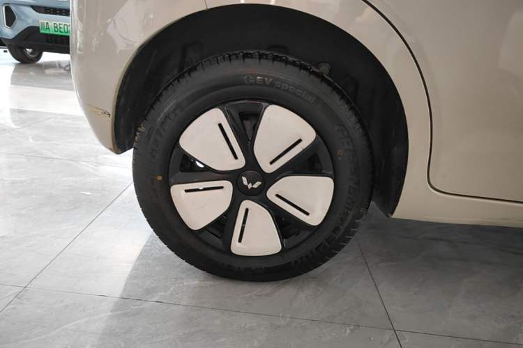Used Wuling Hongguang MINIEV 2025 Four-Door Version Advanced Edition Right Rear Wheel Hub