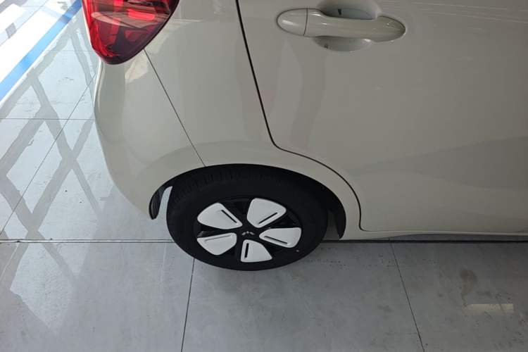 Used Wuling Hongguang MINIEV 2025 Four-Door Version Advanced Edition Right Rear Wheel Hub