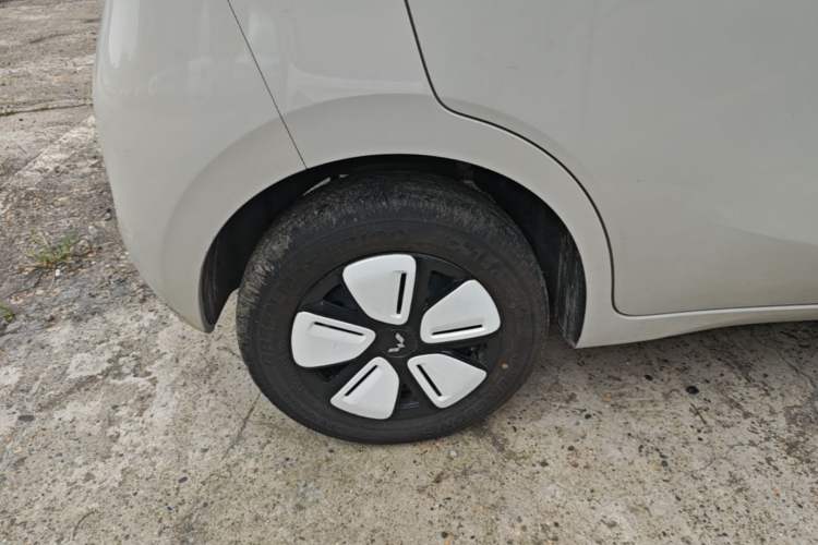 Used Wuling Hongguang MINIEV 2025 Four-Door Version Advanced Edition Right Rear Wheel Hub