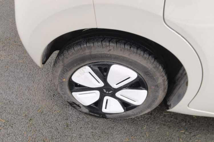 Used Wuling Hongguang MINIEV 2025 Four-Door Version Advanced Edition Right Rear Wheel Hub