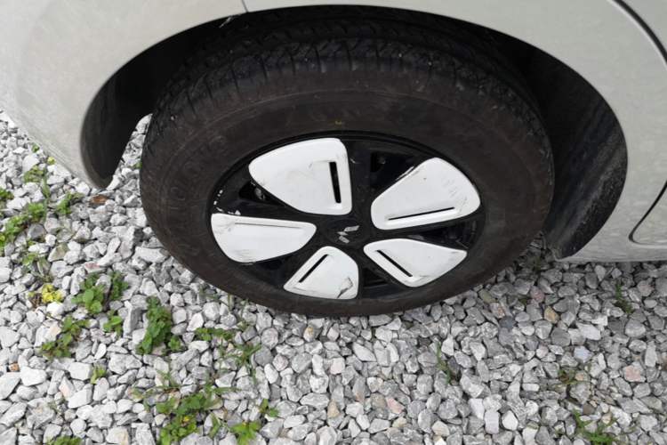 Used Wuling Hongguang MINIEV 2025 Four-Door Version Advanced Edition Right Rear Wheel Hub