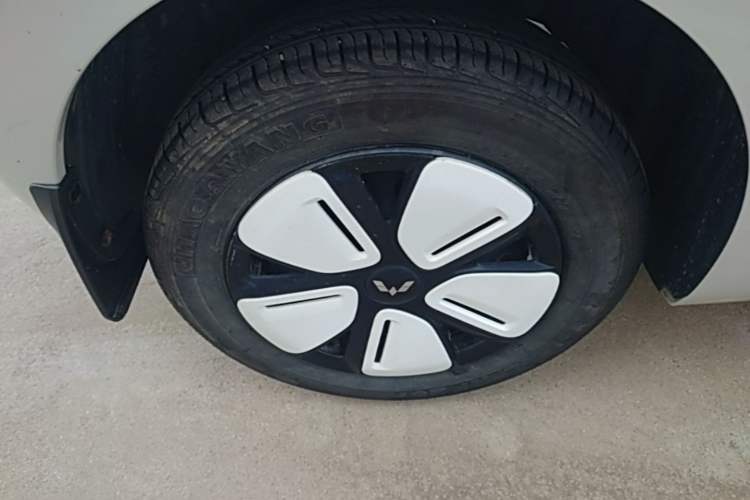 Used Wuling Hongguang MINIEV 2025 Four-Door Version Advanced Edition Right Rear Wheel Hub