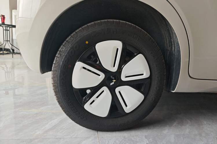 Used Wuling Hongguang MINIEV 2025 Four-Door Version Advanced Edition Right Rear Wheel Hub