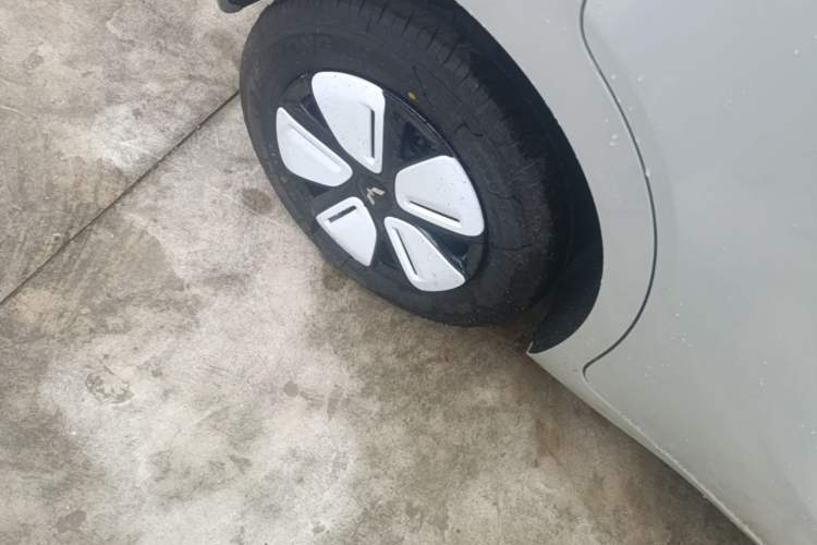 Used Wuling Hongguang MINIEV 2025 Four-Door Version Advanced Edition Right Rear Wheel Hub