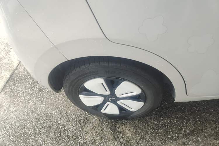 Used Wuling Hongguang MINIEV 2025 Four-Door Version Advanced Edition Right Rear Wheel Hub