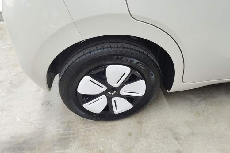 Used Wuling Hongguang MINIEV 2025 Four-Door Version Advanced Edition Right Rear Wheel Hub