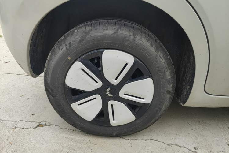 Used Wuling Hongguang MINIEV 2025 Four-Door Version Advanced Edition Right Rear Wheel Hub