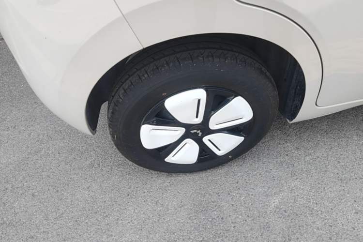 Used Wuling Hongguang MINIEV 2025 Four-Door Version Advanced Edition Right Rear Wheel Hub