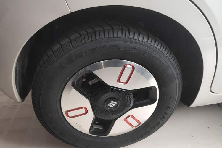 Used Wuling Hongguang MINIEV 2025 Four-Door Version Advanced Edition Right Rear Wheel Hub